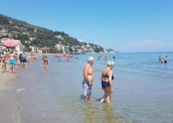 Spiaggia_mare_folla_estate_vacanze