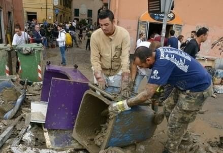 alluvione_genova_volontariR439