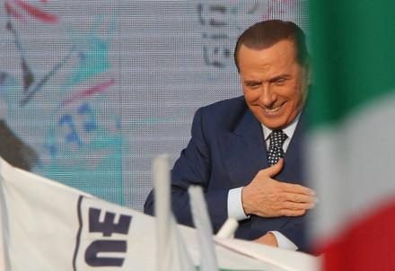 berlusconi_bandiere_festaR439