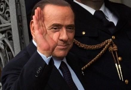 berlusconi_saluto_manoR400