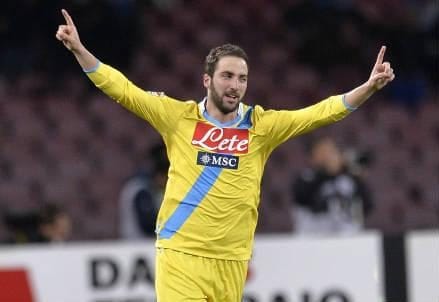 higuain_gialla