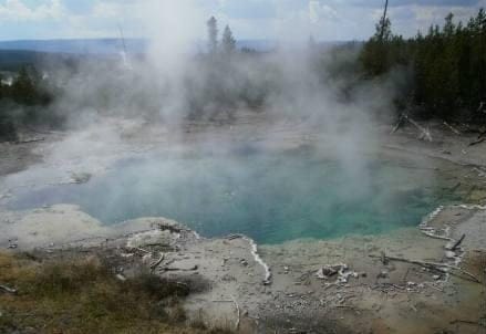 hot_spring_yellowstone_r439