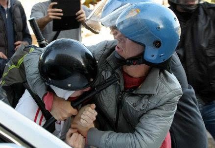 infophoto_2012-11-14_sconri_manifestazione_corteo_studenti_polizia_R439