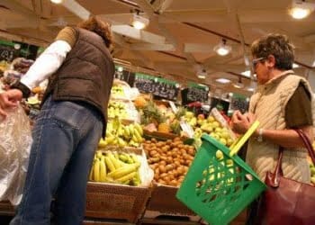 infophoto_famiglia_supermercato_spesa_famiglia_crisi_R439