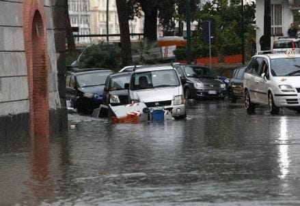 infophoto_napoli_alluvione_allagamento_temporale_R439