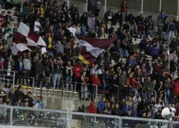 livorno_tribuna_bandiere