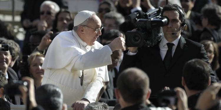 papa_francesco_saluto_telecamera