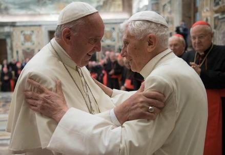 papafrancesco_ratzinger_abbraccio1R439