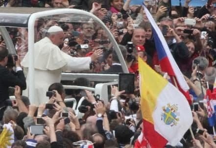 papafrancesco_sanpietro_papamobileR439