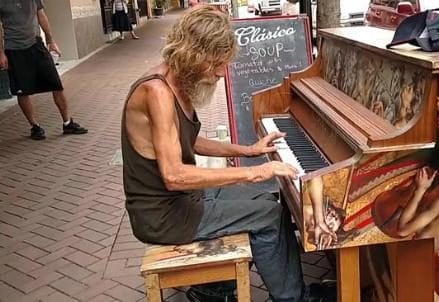 pianista_homeless_R439