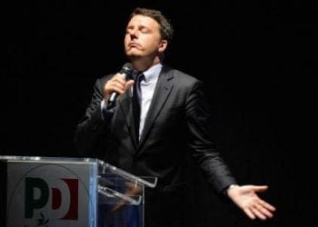 renzi_rassegnato_mani_aperte