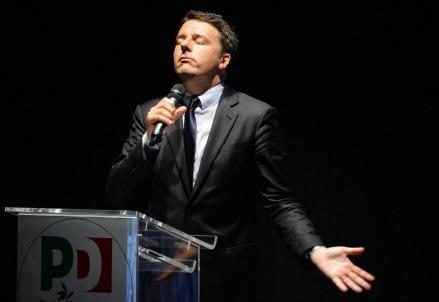 renzi_rassegnato_mani_aperte