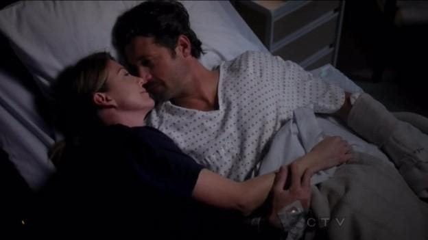 Greys-Anatomy-9x10-Cuddles-624x351