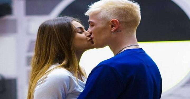 biondo_emma_bacio_amici17