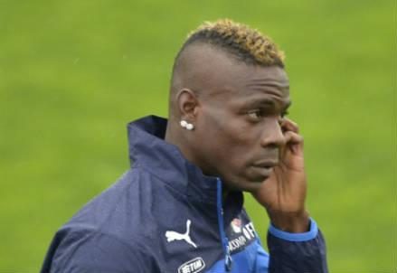 balotelli_orecchio