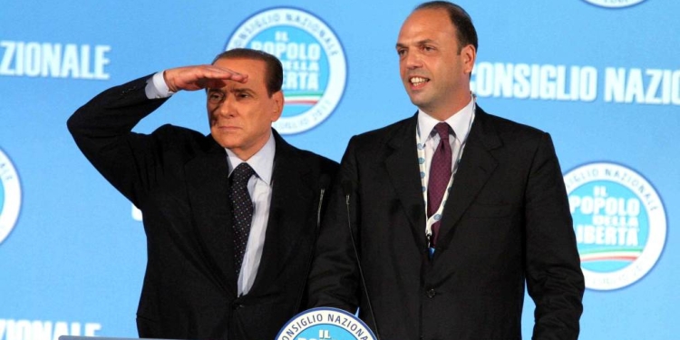 berlusconi_alfano_scruta_orizzonte