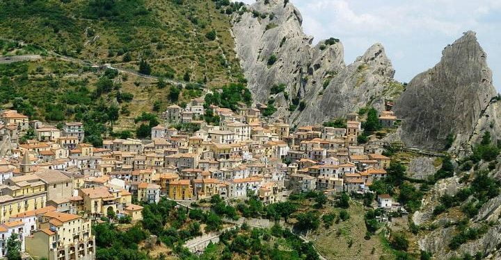 castelmezzano_borgo_wikipedia_2017