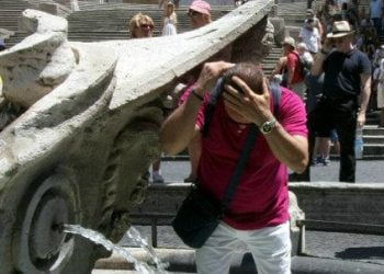 infophoto_afa_caldo_roma_fontana_turisti_R439