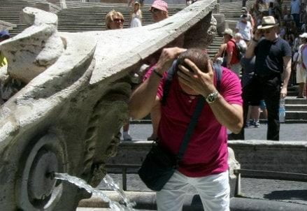 infophoto_afa_caldo_roma_fontana_turisti_R439