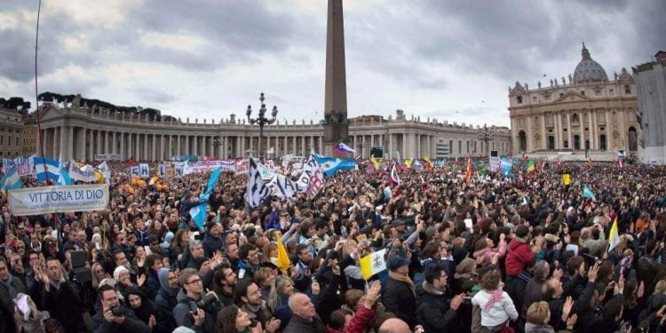 piazza_san_pietro_folla_gioia