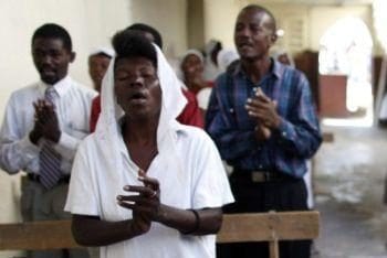 Haiti_Chiesa_PersoneR400