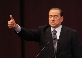 berlusconi_dito-suR375