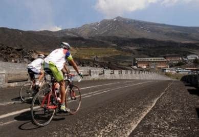 ciclisti_etna_R400_12mag11