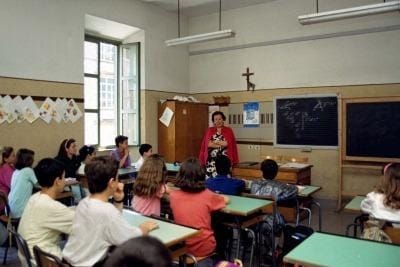 classe_scuola_media_insegnanteR400