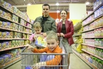 famiglia_carrello_supermercatoR400