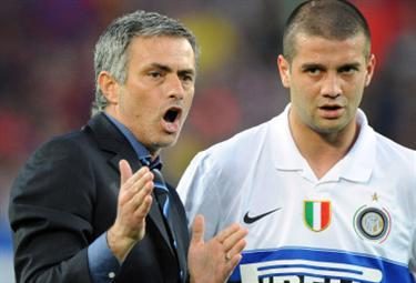 mourinho_chivu_R375x255_28apr10