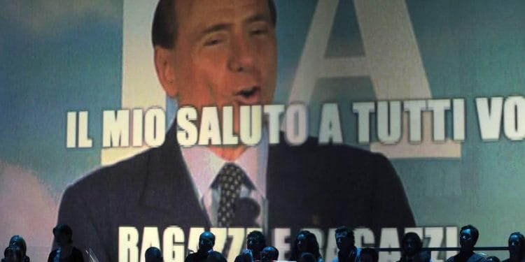 silvio_berlusconi_saluto