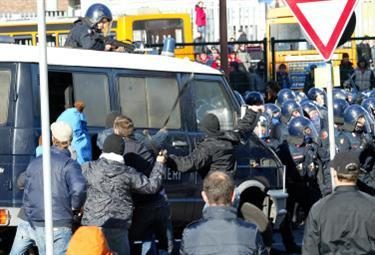 tifosi_scontri_polizia_r375X255_09FEB10