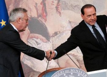 tremonti_mano_berlusconiR375