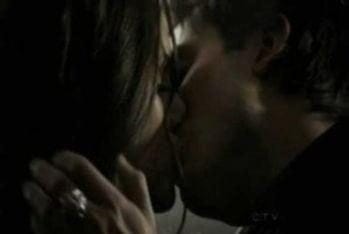 vampire-diaries_damon-elena-bacioR400