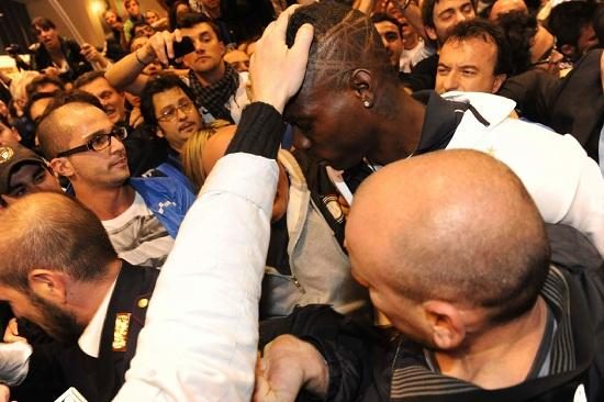 balotelli_mano_tifosi