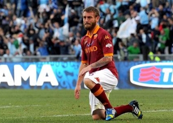 derossi_lacrime_ginocchio