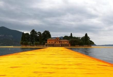 christo_floatingpiers1R439