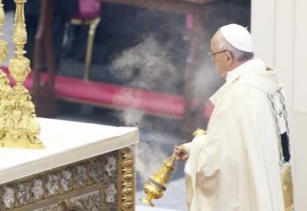 papafrancesco_messa_incensoR439