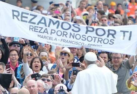 papafrancesco_udienza_striscioneR439