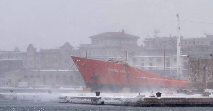 bora_trieste_maltempo_mare_nave_lapresse_2018