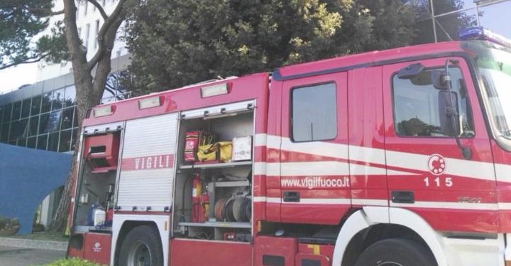 incendio_silvi_marina_vigili_fuoco_hotel_twitter_2018