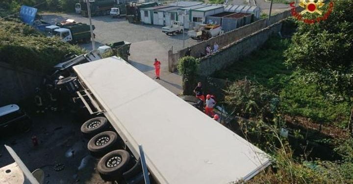 tir_camion_incidente_cavalcavia_A10_vigili_fuoco_twitter_2018