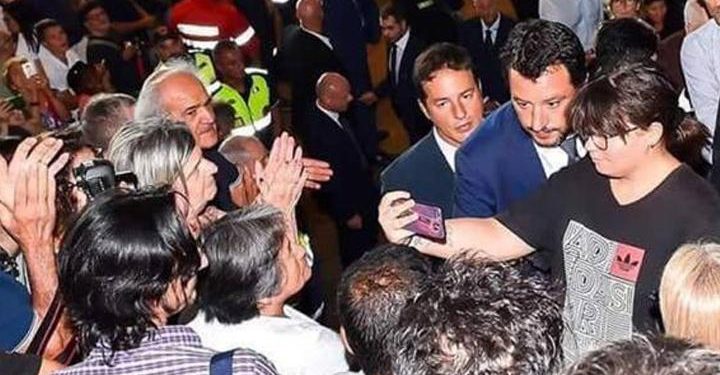 matteo-salvini-selfie-funerali-stato-genova