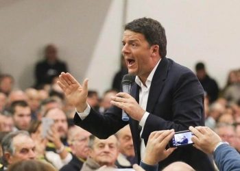 matteo_renzi_folla_napoli_lapresse_2016