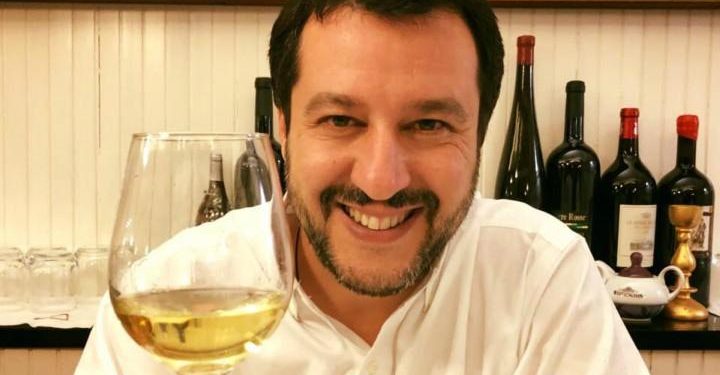 matteo_salvini_brindisi_vino_bicchiere_elezioni_facebook_2018