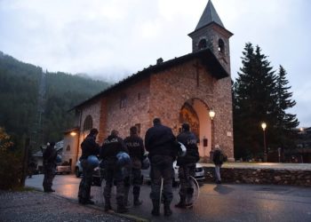 chiesa_claviere_sgombero_polizia_migranti_lapresse_2018