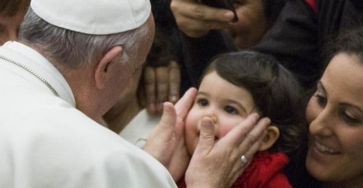 papa_francesco_bambino_1_lapresse_2018