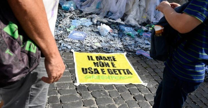 plastica_greenpeace_mare_lapresse_2018