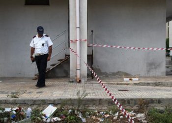 taranto_bimba_balcone_degrado_quartiere_polizia_lapresse_2018