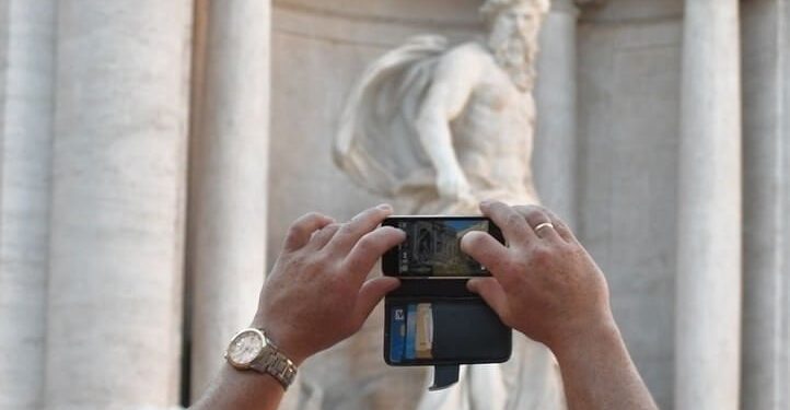 selfie_roma_fontanaditrevi_lapresse_2018